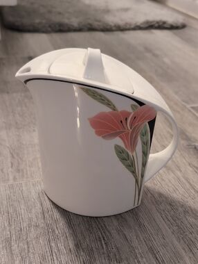 Villeroy & Boch white porcelain Teapot Iris Motif